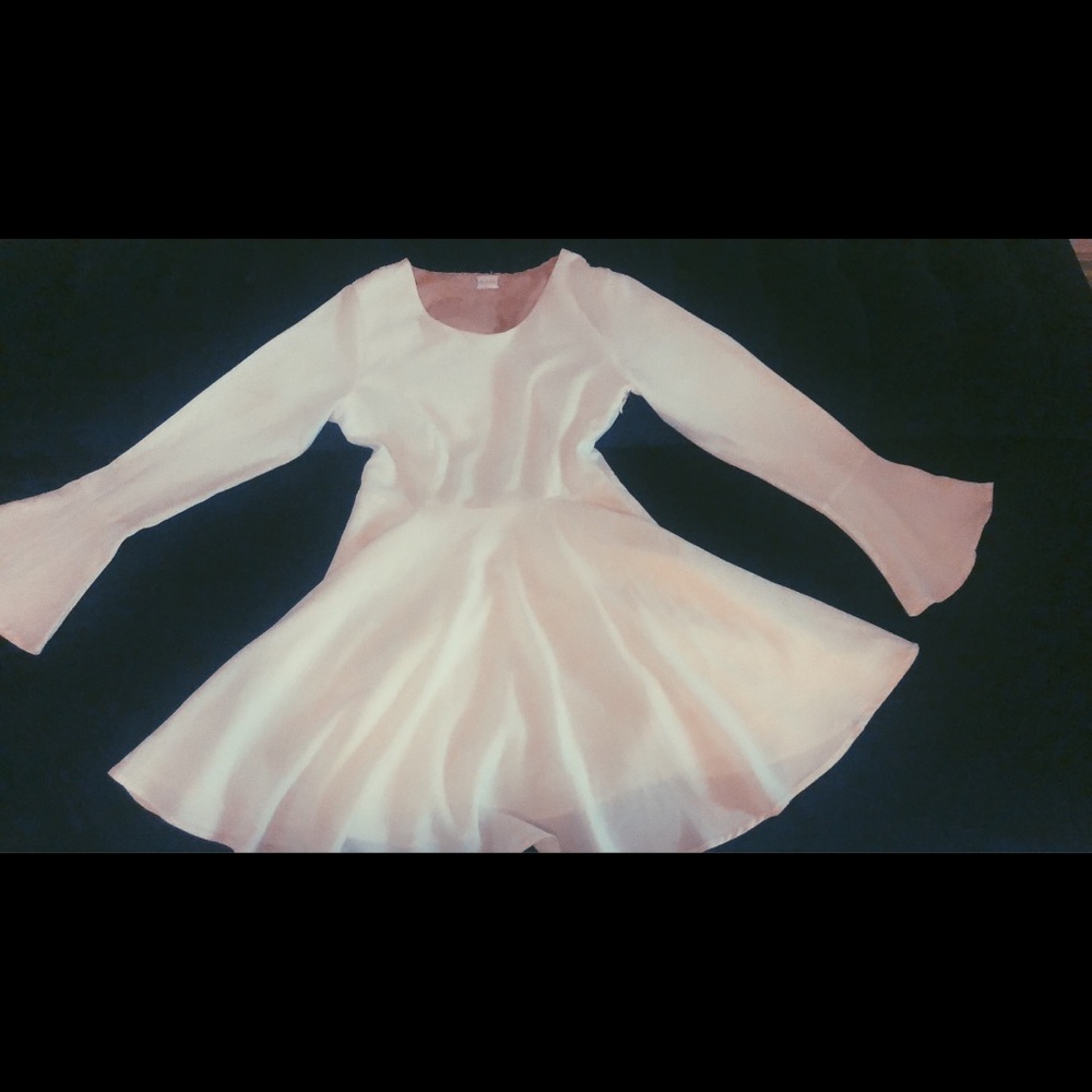 ⚡️Beautiful Whimsical White Dress w Cut Out Back⚡️